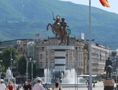 Ο ρόλος του ξένου παράγοντα στην εκχώρηση της Μακεδονίας: Πώς συνδέθηκε χρέος και έξοδος από το Μνημόνιο με το Σκοπιανό